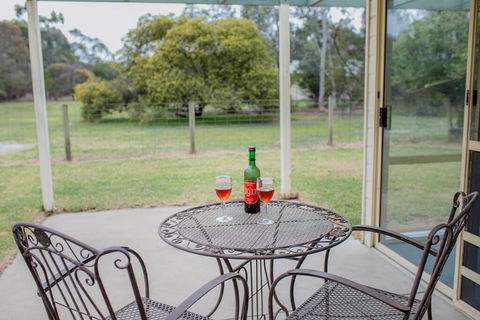 Karinya Cottage - Pet Friendly Country Retreat - Accommodation Rockhampton 0
