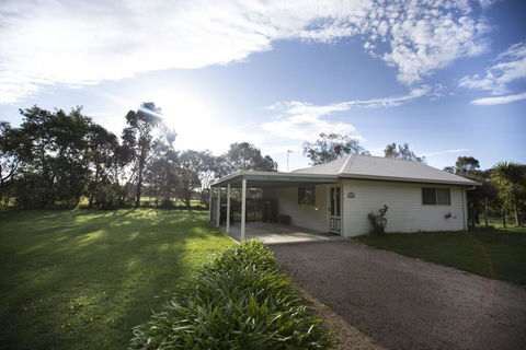 Karinya Cottage - Pet Friendly Country Retreat - Accommodation Rockhampton 1