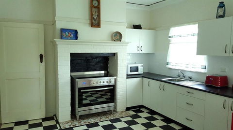 King Cottage - Accommodation Rockhampton 0