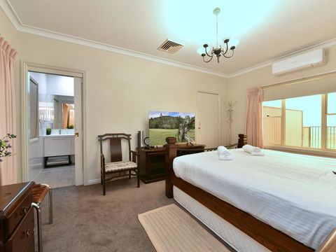 King Retreat Estate - You Can Honestly Walk To Bimbadgen And Hope Estate Concerts - Accommodation Rockhampton 2