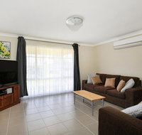 Kingfisher - Pet-Friendly - 10 Mins to Hyams Beach - Accommodation Rockhampton