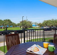 Kings Beach Ocean Front Views Private Balcony overlooking Kings Beach - Accommodation Rockhampton