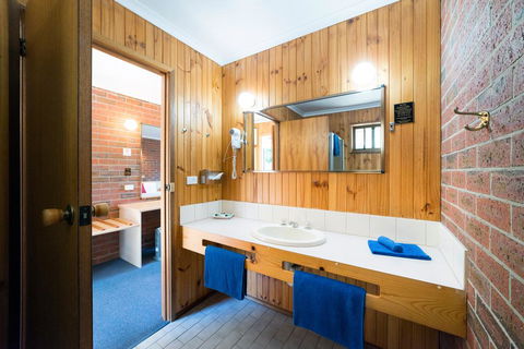 Kookaburra Motor Lodge - Accommodation Rockhampton 1