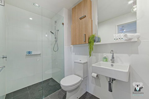 KOZYGURU WOLLI CREEK KOZY 1 BED APT SYDNEY AIRPORT & SYDNEY CBD NWC020 - Accommodation Rockhampton 2