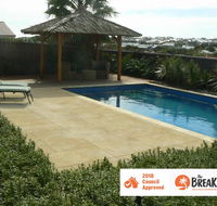 La Mer - Home with a Pool - Accommodation Rockhampton