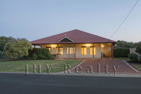 La Vita Bella - Accommodation Rockhampton 0