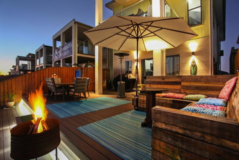 Lakeside Deck House - Accommodation Rockhampton 2