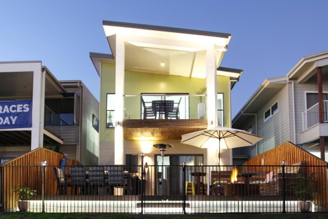 Lakeside Deck House - Accommodation Rockhampton 3