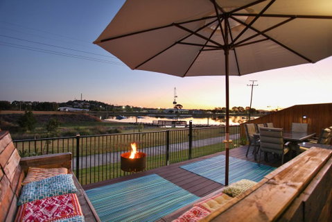 Lakeside Deck House - Accommodation Rockhampton 0