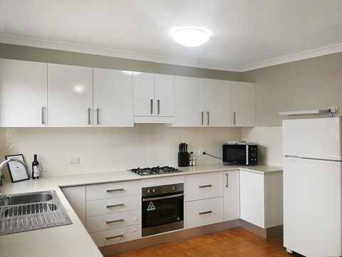 Large 5-Bedroom House With Wifi & Netflix Close To Taronga Western Plains Zoo - Accommodation Rockhampton 0