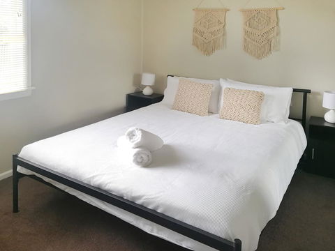 Large 5-Bedroom House With Wifi & Netflix Close To Taronga Western Plains Zoo - Accommodation Rockhampton 3