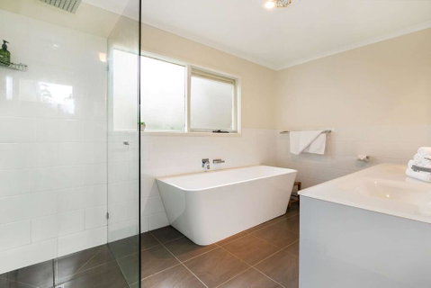 Lighthouse Cottage - Accommodation Rockhampton 0