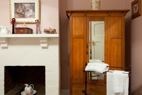 Linfield Cottage - Accommodation Rockhampton 3