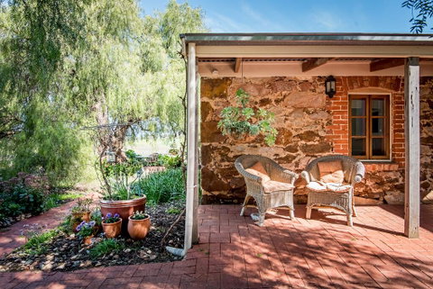 Lucy's Cottage - Accommodation Rockhampton 0