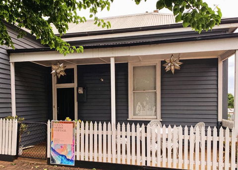 Lucys Artist Cottage - Accommodation Rockhampton 0