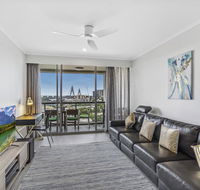 Luxurious harbour view apartment steps from city - Accommodation Rockhampton