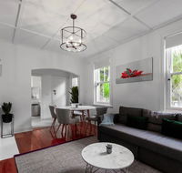 Luxurious Historic Home with Harbour Bridge Views - Accommodation Rockhampton