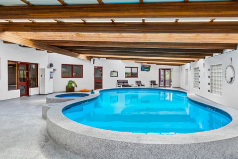 Luxury 6 Bedroom Home With Pool And Spa - Accommodation Rockhampton 1