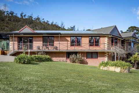 Luxury 6 Bedroom Home With Pool And Spa - Accommodation Rockhampton 3