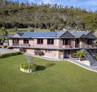 Luxury 6 Bedroom Home with Pool and Spa - Accommodation Rockhampton