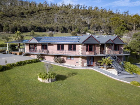 Luxury 6 Bedroom Home With Pool And Spa - Accommodation Rockhampton 0