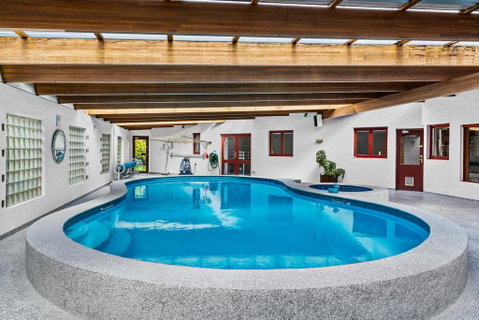 Luxury 6 Bedroom Home With Pool And Spa - Accommodation Rockhampton 2
