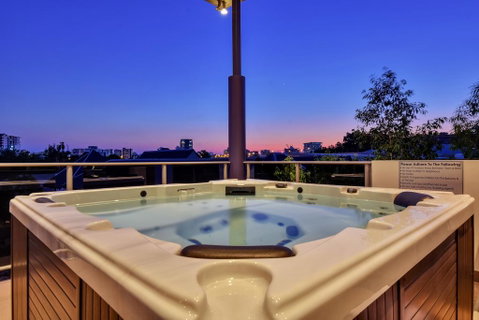 Luxury Darwin City Lights Jacuzzi Central Location Large House New Furnishings - Accommodation Rockhampton 3