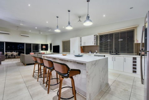Luxury Darwin City Lights Jacuzzi Central Location Large House New Furnishings - Accommodation Rockhampton 2