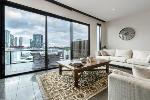 Luxury Waterfront 4BDR Townhouse With Amazing Views - Accommodation Rockhampton 1