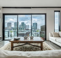Luxury Waterfront 4BDR Townhouse with Amazing Views - Accommodation Rockhampton