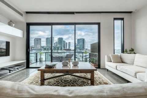 Luxury Waterfront 4BDR Townhouse With Amazing Views - Accommodation Rockhampton 0