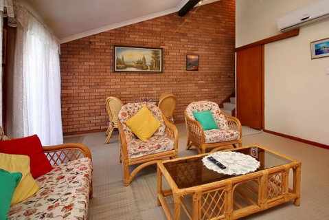 Macadamia Court, Unit 2, 8 Government Road - Accommodation Rockhampton 2