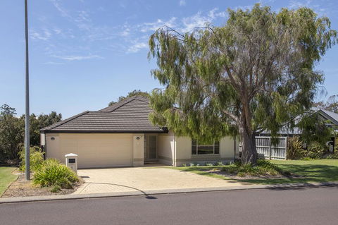 Macs Manor - Accommodation Rockhampton 0