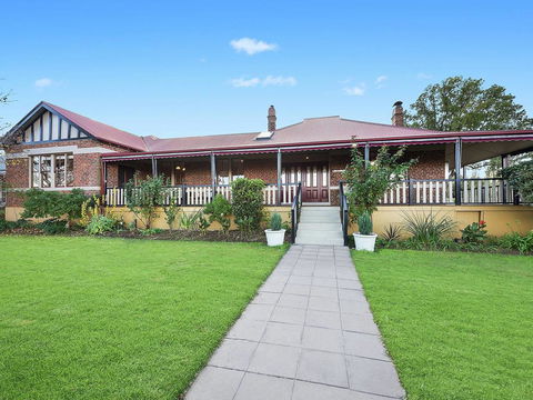 Magnificent COTILLION C1920 Federation Brilliance - Accommodation Rockhampton 0
