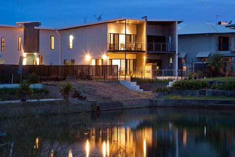 Marina Views Townhouse - Accommodation Rockhampton 2