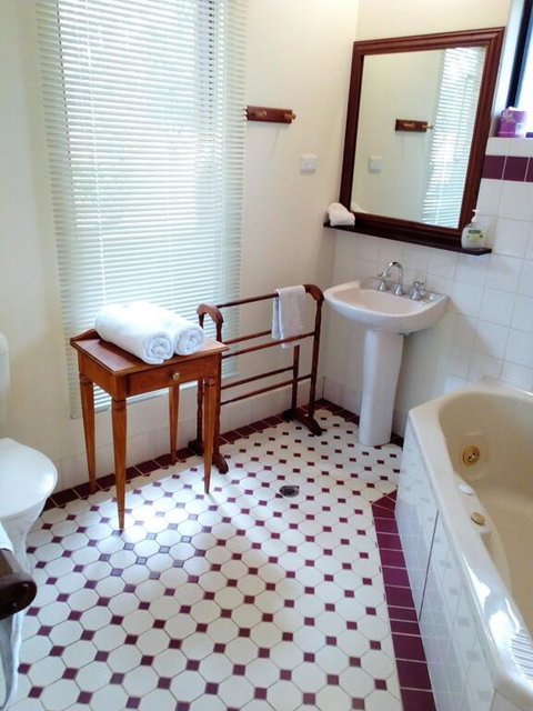 Marri Lodge - Accommodation Rockhampton 3