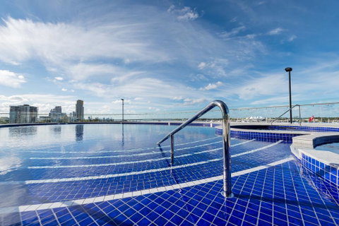 Meriton Suites Southport - Accommodation Rockhampton 2