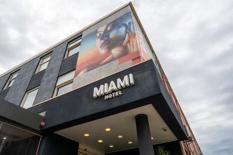 Miami Hotel Melbourne - Accommodation Rockhampton 0