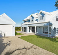 Middle Rock Beach House - Beach Front Lake Cathie