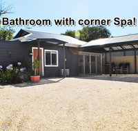 MODERN  LUXURIOUS WITH SPA BATH - Accommodation Rockhampton