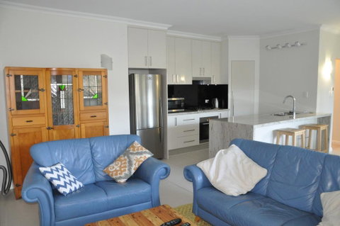 MODERN 3 BEDROOM APARTMENT IN TRADITIONAL QUEENSLANDER , PATIO, LEAFY YARD, POOL - Accommodation Rockhampton 3