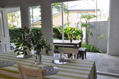 MODERN 3 BEDROOM APARTMENT IN TRADITIONAL QUEENSLANDER , PATIO, LEAFY YARD, POOL - Accommodation Rockhampton 1