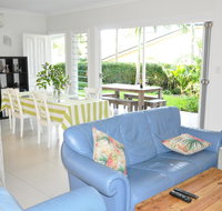 MODERN 3 BEDROOM APARTMENT IN TRADITIONAL QUEENSLANDER  PATIO LEAFY YARD POOL - Accommodation Rockhampton