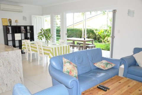MODERN 3 BEDROOM APARTMENT IN TRADITIONAL QUEENSLANDER , PATIO, LEAFY YARD, POOL - Accommodation Rockhampton 0