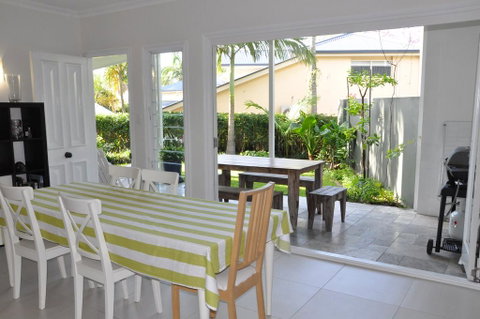 MODERN 3 BEDROOM APARTMENT IN TRADITIONAL QUEENSLANDER , PATIO, LEAFY YARD, POOL - Accommodation Rockhampton 2
