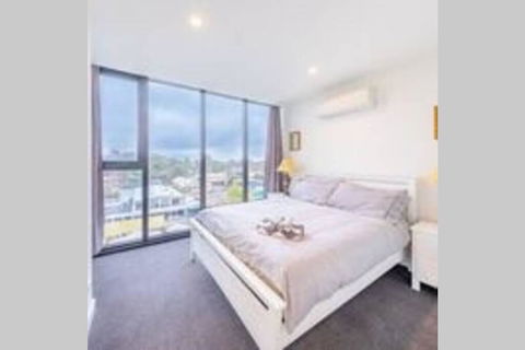 Modern Luxury 3 Bedroom Apartment With Sea Views - Accommodation Rockhampton 0