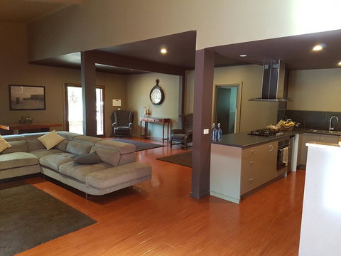 Montrose Barn House - Accommodation Rockhampton 2