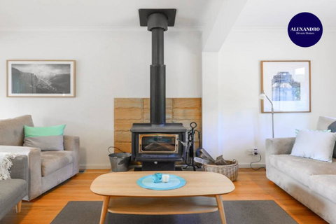 NATURE LOVERS DREAM // FIREPLACE //ACCESS TO HIKES - Accommodation Rockhampton 3