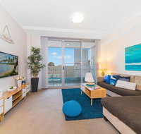 Near Airport  Train Station Stylish Two-Story Apartment - Accommodation Rockhampton