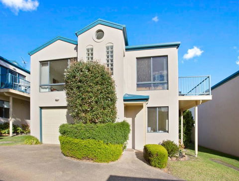 NELSON COVE 2 - Townhouse A Short Walk To Town - Accommodation Rockhampton 0